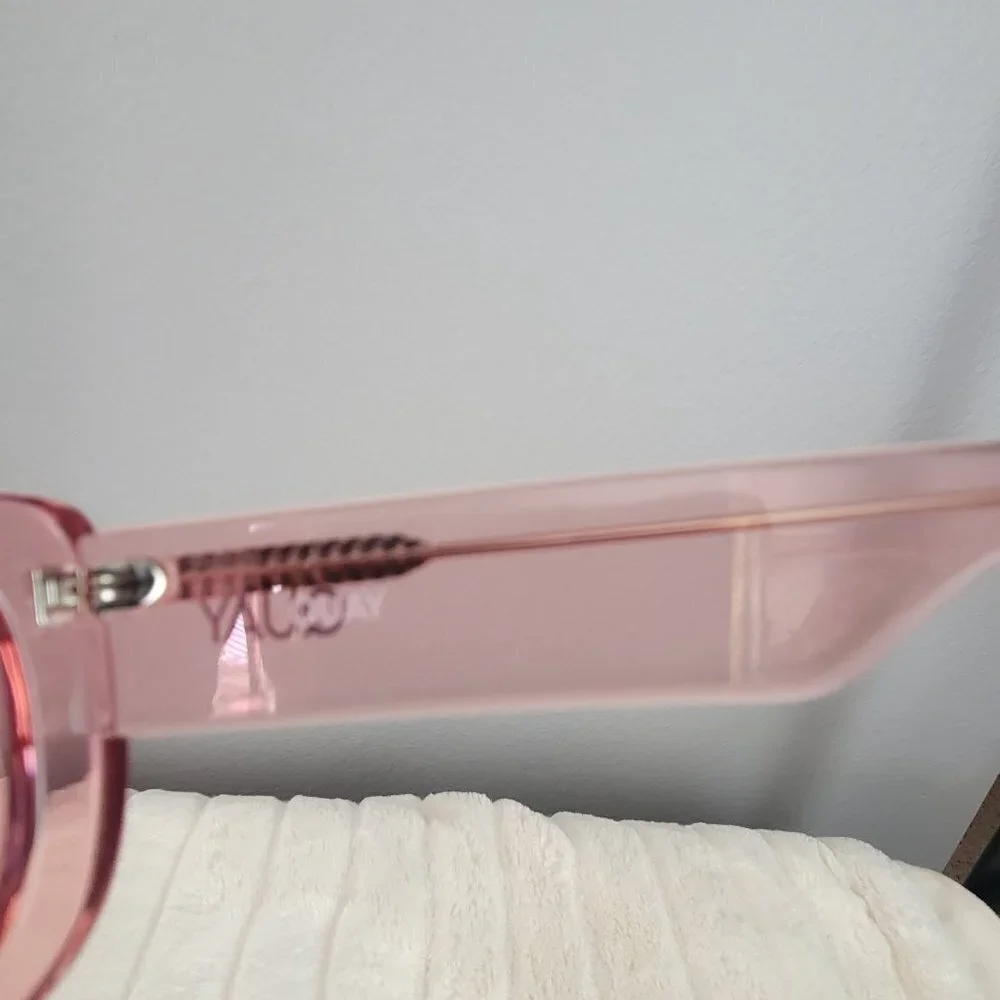 QUAY // ltd ed rare coral rectangular retro-chic yada yada sunglasses